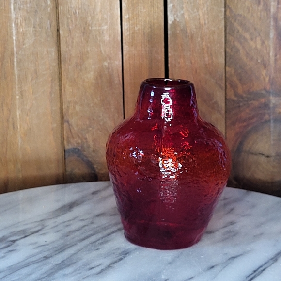 Elegant Red Glass Vase - Picture 4 of 16